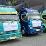 Tiga truk berisi sembako dan bahan makanan (bama) siap dberangkatkan ke korban tsunami di Banten, Jawa Barat.