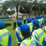 Puluhan Supeltas mendapatkan pengarahan dari Kasatlantas Polres Blitar AKP Argya Satria Bawana. Foto: istimewa
