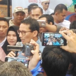 Cawapres Sandiaga Uno pasangan Prabowo Subianto saat menjawab pertanyaan wartawan, didampingi Permakbodi dan kaum Milenial, saat berada di Cafe Kopilogi Jl. Ijen Malang, Rabu (12/9). Foto: IWAN I/BANGSAONLINE