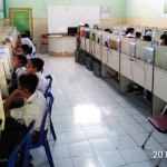 Siswa-siswi kelas VI SDN Bareng 3 Malang serius mengerjakan ujian UNBK di laboratorium SDN Bareng 3, Senin (22/04). foto: Iwan Irawan/ BANGSAONLINE
