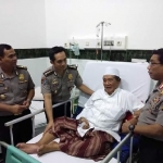 KH Zainuddin Djazuli saat dijenguk para perwira polisi. Foto: ist.