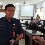 
Kepala Dinas Kominfo Kabupaten Kediri, Krisna Setiawan, saat memberi penjelasan kepada wartawan. 
