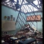 Kondisi bangunan SDN Cangkir yang ambruk. foto: syuhud/ BANGSAONLINE