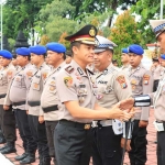 Kapolres Gresik, AKBP Rovan Richard Mahenu, berjabat tangan dengan para personel usai memimpin apel. Foto: Ist