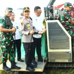 Sejumlah pejabat yang menghadiri panen raya padi serentak di Desa Mulung, Kecamatan Driyorejo, Gresik. Foto: Ist