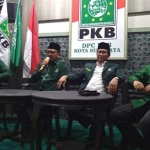 Ketua DPW PKB Jatim, Abdul Halim Iskandar (dua dari kanan), Ketua DPC PKB Surabaya, Musyaffak Rouf dan Fandi Utomo memberi keterngan pers di kantor DPC PKB Surabaya. foto: ist