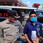 Ketua DPD Partai Nasdem Bangkalan RKH. Nasih Aschal saat menyerahkan mobil ambulans kepada Bupati Bangkalan R. Abdul Latif Imron Amin. (foto: ist)