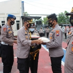 Polres Bangkalan berikan bantuan beras 10 ton kepada masyarakat terdampak Covid-19 dan banjir di Kabupaten Bangkalan, Jumat (11/12/2020). (foto: ist)