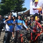 Para peserta fun bike dalam rangka peringatan Hari Pahlawan yang digelar di De Setinggil Patrang, Jember.