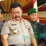 SIMBOLIS: Kapolda Jatim Irjen Pol Anton Setiadji didampingi Bupati Suyoto juga Komandan Kodim dan Ketua DPRD Bojonegoro. foto: eky nurhadi/ BANGSAONLINE