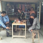 Salah satu warung kopi yang menjadi ramai sejak adanya TMMD di Desa Gunung Malang.