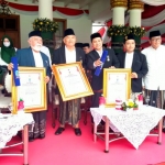 Prof Dr KH Asep Saifuddin Chalim, MA (nomor dua dari kiri) memegang sertifikat penghargaan Jer Basuki Mawa Beya bersama Mas Purnomo Hadi dan Muhammad Ghofirin di Gedung Negara Grahadi, Sabtu (22/10/2022). Foto: M Mas