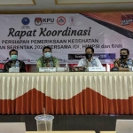 Ketua KPU Jatim, Choirul Anam (tiga dari kiri) dalam satu kegiatan, beberapa waktu lalu. (foto: ist).