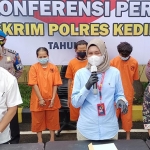 Depan dari kiri, Kasubbag Humas Polres Kediri Kota AKP Kamsudi, Kasatreskrim AKP Verawaty Thaib, dan petugas dari dinas sosial. Sedangkan tersangka berdiri di belakang, dari kiri, NK (ibu kandung TP) Dk, dan DR. foto: MUJI HARJITA/ BANGSAONLINE