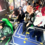 Gubernur Jatim Khofifah, Walikota Mojokerto Ika Puspitasari dan Bupati Mojokerto Ikfina Fahmawati saat menaiki Bus Transjatim Koridor 2 (dok. RRI)