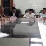 Para petinggi MUI Gresik saat berikan keterangan soal sandal berlafadz Allah produk New Era. foto: SYUHUD/ BANGSAONLINE