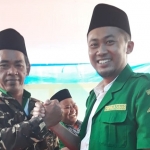 HM. Faridz Afif (kanan), Ketua GP Ansor Surabaya bersama Kasat Korcab Banser Surabaya, Haji Abdullah Haris melakukan salam komando. foto: istimewa