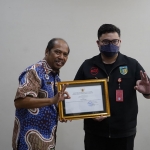 Kepala BPN Kabupaten Kediri, Andreas Royadi (kiri), saat menyerahkan penghargaan dari Menteri Agraria dan Tata Ruang terkait dengan partisipasi dari Pemerintah Kabupaten Kediri dalam menunjang kegiatan pertanahan. Foto: Ist