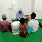 Ustadz Marsup saat membimbing anak-anak hafalan Al-Quran juz 30.