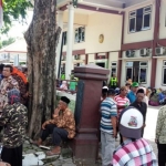 Ratusan warga Desa Tebuwung Kecamatan Dukun saat berada di PA Gresik. foto: ist.