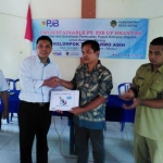 Pihak Manajemen PJB secara simbolis memberikan bantuan CSR pada kelompok Tani Sarwo Asih pembudidaya tanaman porang di Desa Kepel.