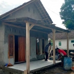 Kini rumah Sumiin telah berdinding tembok. (Ist)