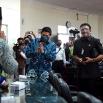 Wali Kota Kediri, Abdullah Abu Bakar (batik) bersama Ketua DPRD Kota Kediri, Gus Sunoto seusai Rapat Paripurna saat menyapa Anggota DPRD Kota Kediri, Jumat (10/7/2020). (foto: ist).