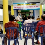 Kades Kembangan Ngadimin (berdiri) saat memberikan penjelasan dalam rapat lanjutan dengan Ketua RW dan RT membahas soal insentif. foto: ist.