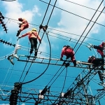 Sejumlah pekerja tampak sibuk menyambung jaringan PLN.