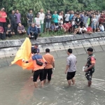 Tim BPBD Magetan saat mengevakuasi korban dari kanal. Foto: ANTON/HB