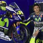 Rossi dan Yamaha YZR-M1 yang akan ditunggangi pada kompetisi MotoGP 2015. foto via detik.com