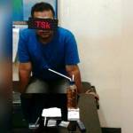 Tersangka saat diamankan di Mapolres Pacitan.