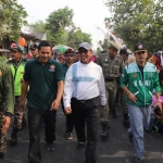 Bupati Tuban bersama ketua Kartar Plumpang dan camat saat Mlaku Bareng dalam rangka HSN 2019.