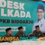 Desk Pilkada DPC PKB Sidoarjo saat konferensi pers soal pendaftaran Cabup-Cawabup 2024. Foto: MUSTAIN/BANGSAONLINE
