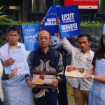 Para pegiat anti korupsi Indonesia Corruption Watch (ICW) saat melaporkan dugaan korupsi penyelengaraan haji 2025 ke Komisi Pemberantasan Korupsi (KPK) di Gedung Merah Putih Jalan Kuningan Persada Jakarta Selatan. Foto: IWC