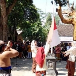 Saat pengibaran Sang Saka Merah Putih. (foto: MUJI HARJITA/ BANGSAONLINE)