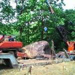 Batu semar dengan berat 200 ton lebih dievakuasi menggunakan mobil truk besar untuk dibawa ke Alun-alun Bojonegoro. Foto: Eky Nurhadi/BangsaOnline.com

