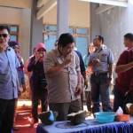 Pj Bupati Kediri, Idrus Ahmad bersama Forpimda saat mencicipi durian lokal dari Mlancu Kecamatan Kandangan. foto: arif kurniawan/ BANGSAONLINE