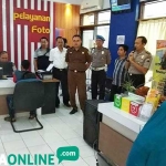 Tim Saber Pungli saat melakukan sidak di kantor Dispendukcapil Kota Kediri. foto: ARIF K/ BANGSAONLINE