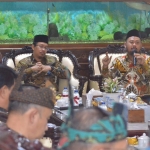 Bupati Gresik Fandi Akhmad Yani dan Bupati Sidoarjo Ahmad Muhdlor Ali saat pertemuan Pendopo Delta Wibawa Kabupaten Sidoarjo. Foto: SYUHUD/ BANGSAONLINE