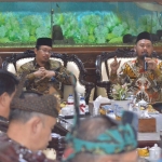 Bupati Gresik Fandi Akhmad Yani dan Bupati Sidoarjo Ahmad Muhdlor Ali saat pertemuan Pendopo Delta Wibawa Kabupaten Sidoarjo. Foto: SYUHUD/ BANGSAONLINE