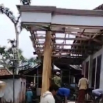 Tangkapan layar video amatir warga yang memperlihatkan rumah yang rusak akibat tanah bergerak