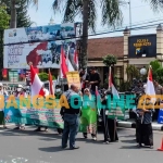 Aliansi Masyarakat Kediri Raya Peduli Palestina saat demo di Mapolres Kediri Kota. Foto: MUJI HARJITA/BANGSAONLINE