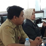 Bupati Kediri dr. Hj. Haryanti Sutrisno didampingi Juru Bicara Tim Percepatan Penanganan Covid-19 Kabupaten Kediri, dr. Bambang Triyono Putro. foto: MUJI HARJITA/ BANGSAONLINE
