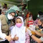 Bupati Blitar, Rini Syarifah, saat meninjau giat vaksinasi Covid-19 untuk anak usia 6-11 tahun.