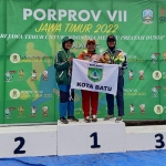 Atlet Paralayang Kota Batu Syahdana Revi (tengah) berhasil menyumbangkan emas di nomor KTM individual putri.