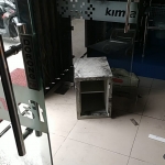 Kondisi Apotek usai menjadi sasaran perampok saat tutup.