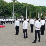 Bupati Sambari saat memberikan pembekalan kepada 456 CPNS Formasi 2019 di Halaman Kantor Bupati Gresik, Selasa (3/11/2020). (foto: ist)