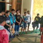 Para pemain Persibo menerima pengarahan dan motivasi dari mananjemen jelang keberangkatan mengikuti turnamen Dirgantara Cup. foto: EKY NURHADI/ BANGSAONLINE