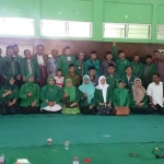 Para caleg dan pengurus PPP Kota Surabaya foto bersama usai acara peringatan Harlah PPP ke-46 di Kantor DPC PPP Kota Surabaya Jalan Aditiyawarman Surabaya, Sabtu (5/1/2019). Dalam acara itu juga hadir PAC dan DPW PPP Jawa Timur. foto: istimewa